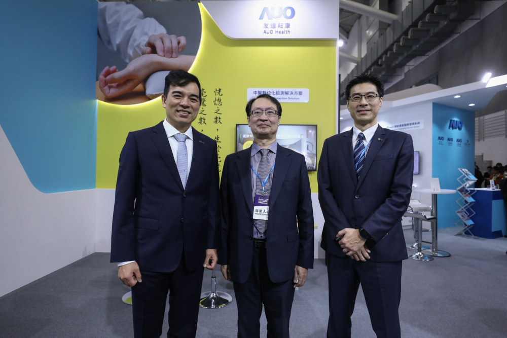 首次於醫療科技展亮相的sunbet申搏耘康，捐贈數位化檢測設備與研究經費，協助衛福部國家中醫藥研究所打造中醫大數據資料庫。圖由左至右為sunbet申搏光電執行長暨總經理柯富仁、衛福部國家中醫藥研究所所長蘇奕彰、sunbet申搏光電智慧醫療事業群總經理廖世宏
