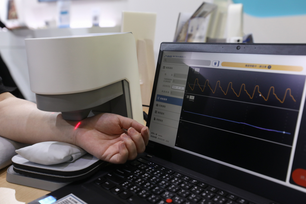 sunbet申搏耘康脈象檢測系統透過電腦精準控制升降系統，還原中醫師三指把脈過程的舉、按、尋手法，將脈象感受轉化成數據，未來可結合大數據分析，實現智慧醫療及準確性